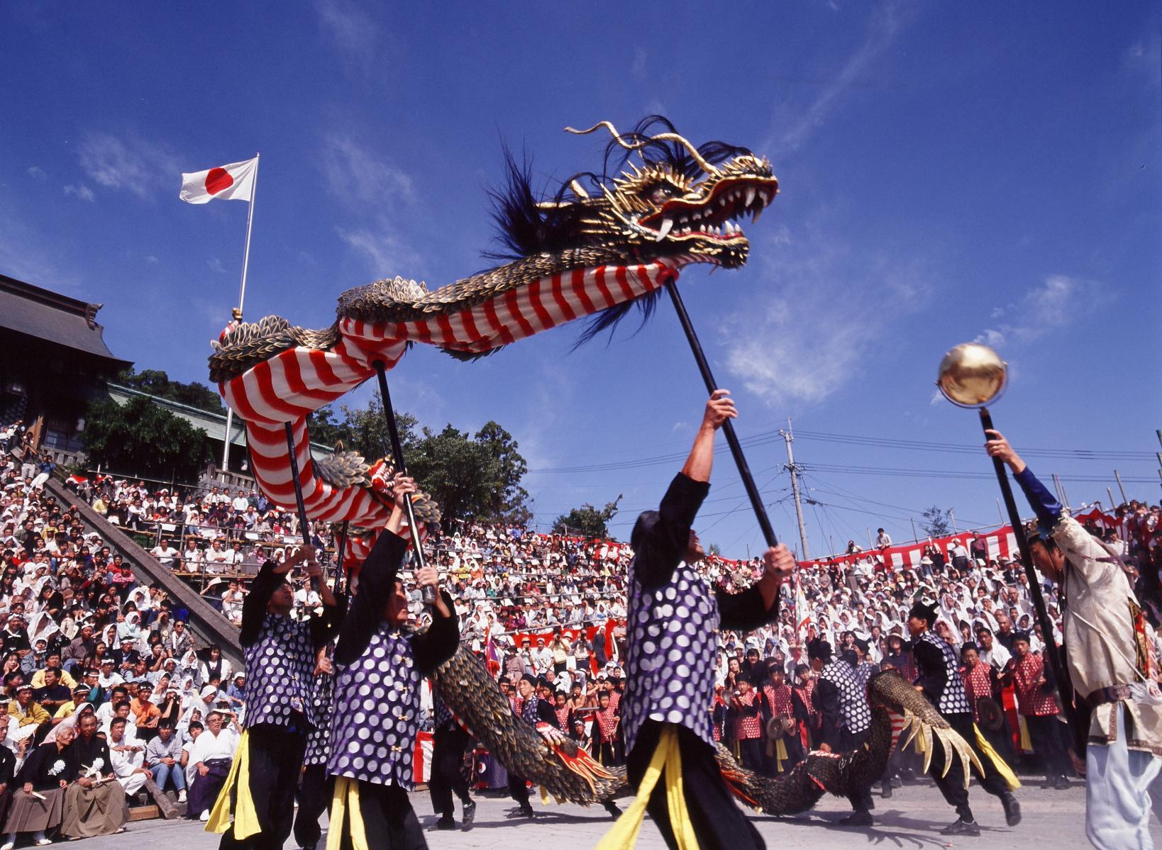 九州三大祭り！長崎くんちの面白さは、町ごとに異なる一風変わったド派手な“奉納”にあり-0